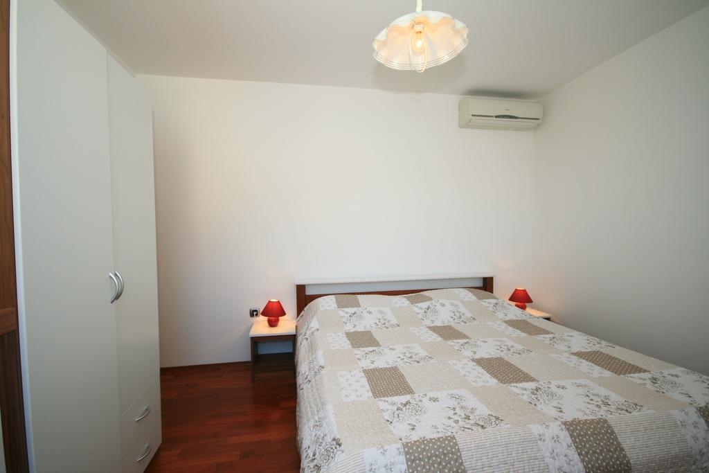 Ruzmarinka 4* Apartment Baska  Bagian luar foto