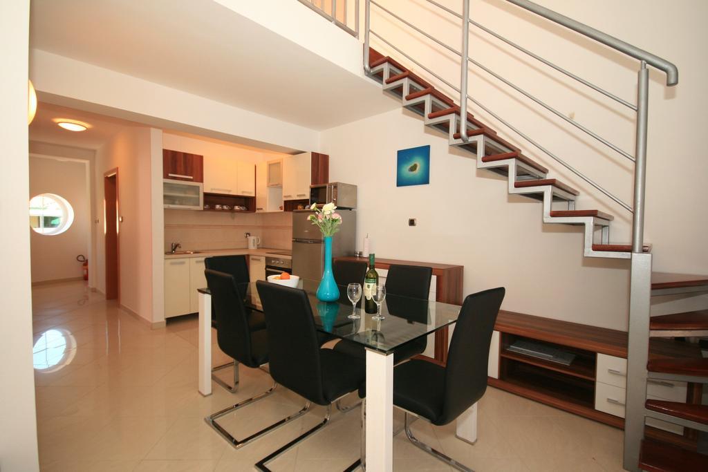 Ruzmarinka 4* Apartment Baska  Bagian luar foto