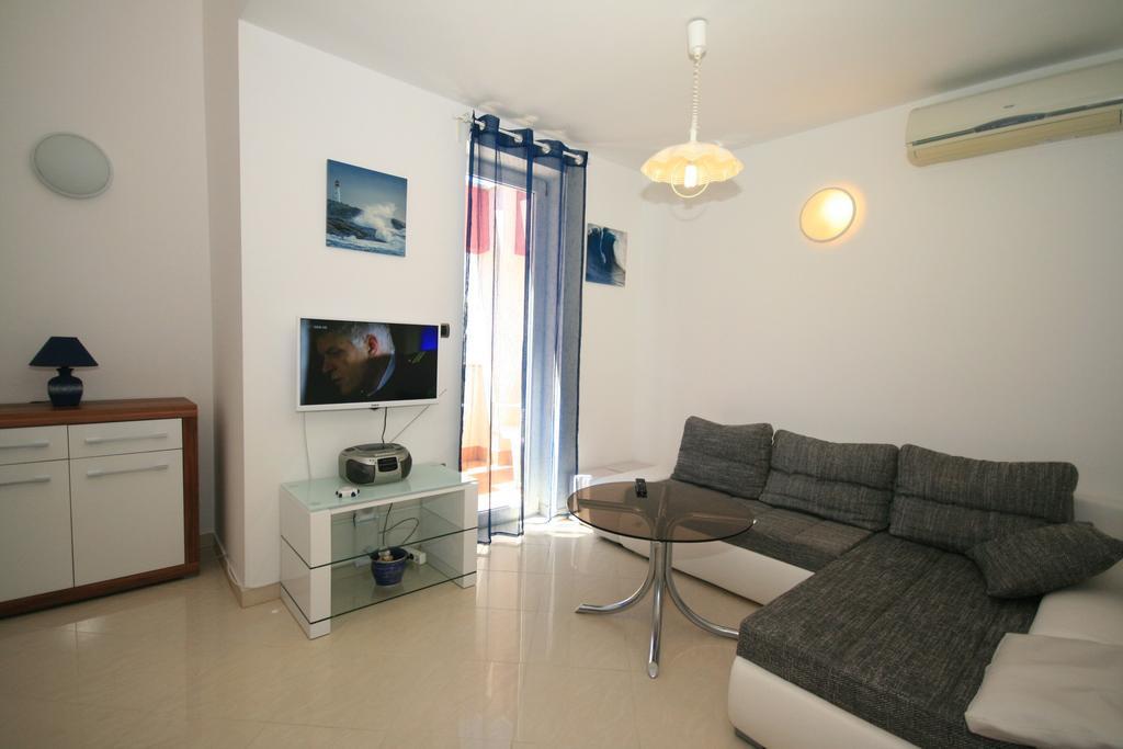 Ruzmarinka 4* Apartment Baska  Bagian luar foto