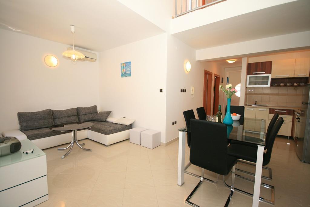 Ruzmarinka 4* Apartment Baska  Bagian luar foto