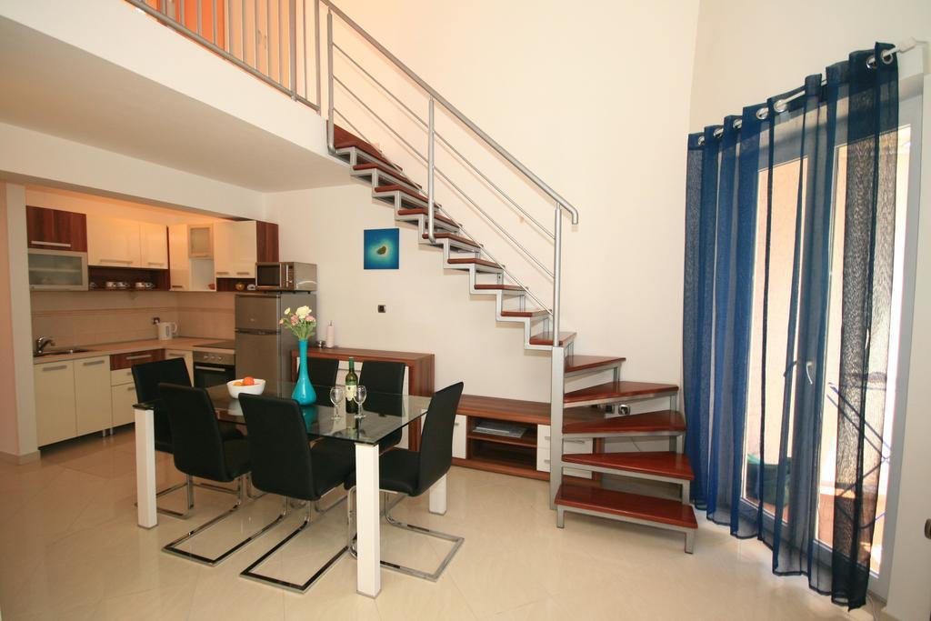 Ruzmarinka 4* Apartment Baska  Bagian luar foto
